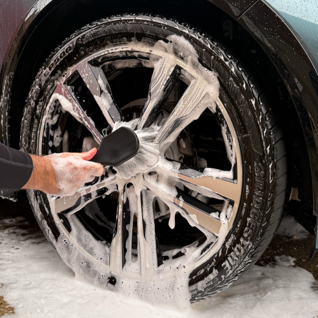 TYRE BRUSH