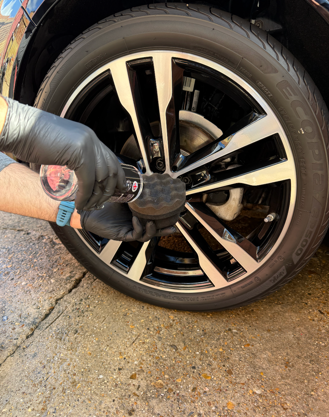 TRIM & TYRE DRESSING KIT